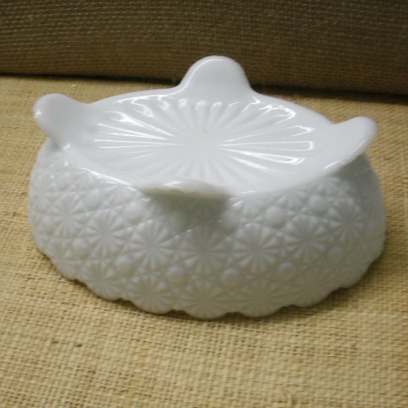 Vintage Fenton Milk Glass Daisy & Button Footed Dish - Picture 10 of 16